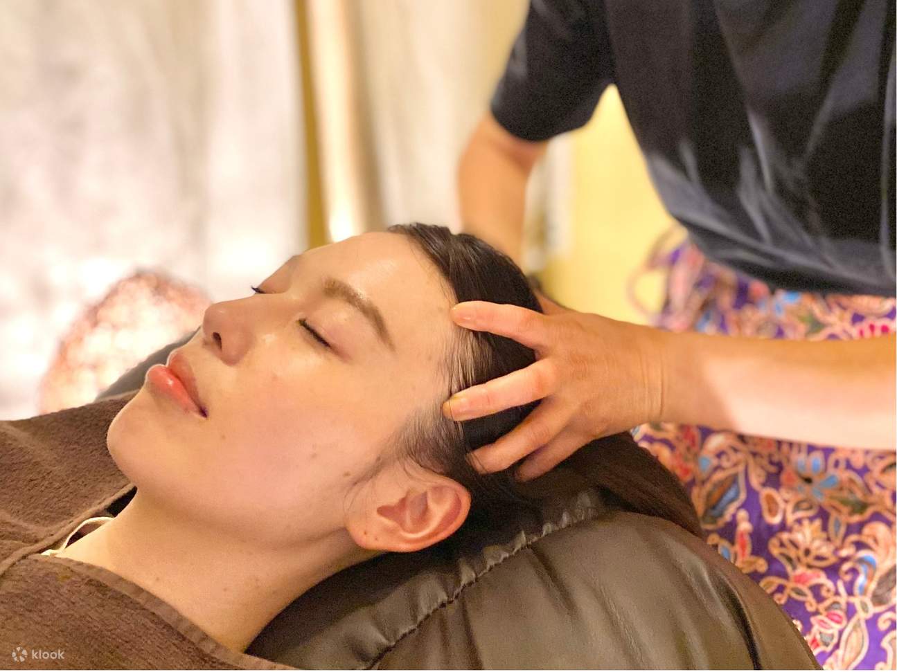 ヘッドマッサージで頭部の筋肉をリラックスさせ、顔の輪郭をリフトアップすることで、フェイスラインをよりシャープに引き締め、視覚的な小顔効果をもたらします。